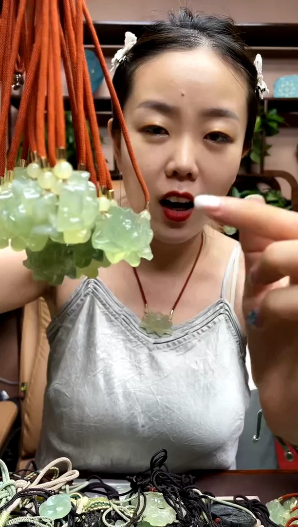 岫玉未镶嵌颈饰多样性发货发其中之一