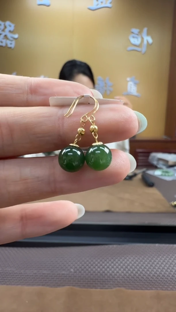 颈饰18K金镶嵌和田玉耳饰一对