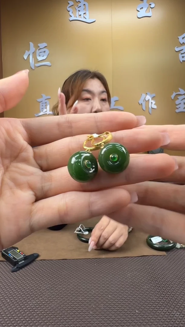 颈饰18K金镶嵌和田玉耳饰一对