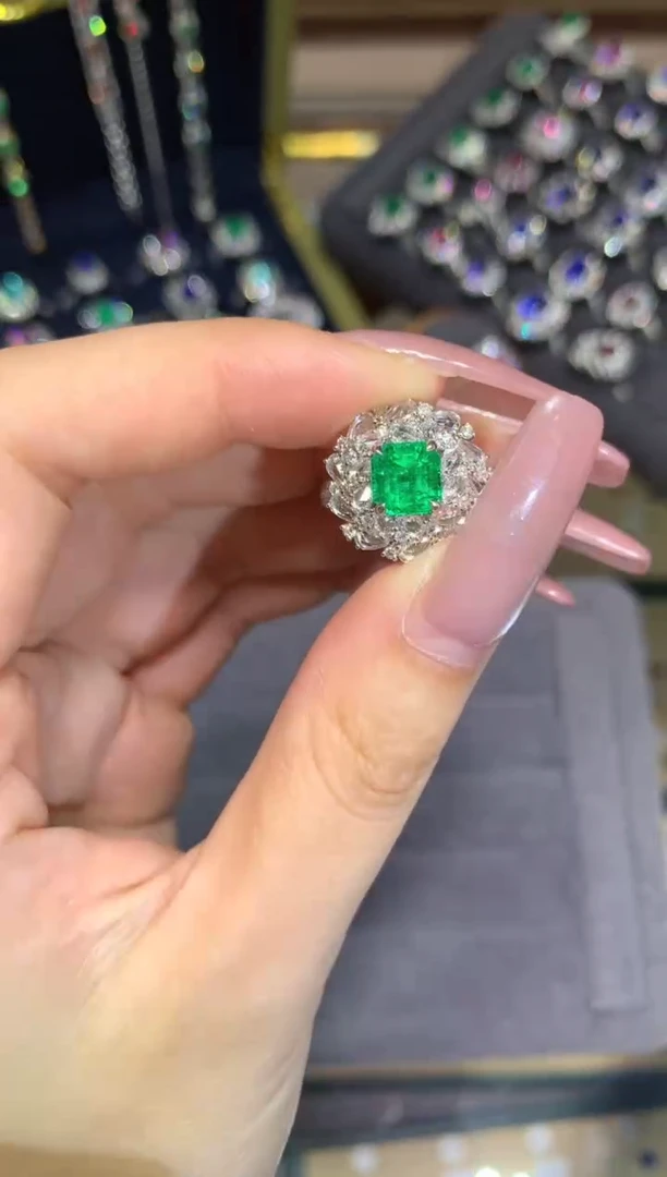 18K金镶嵌戒指祖母绿1.6CT
