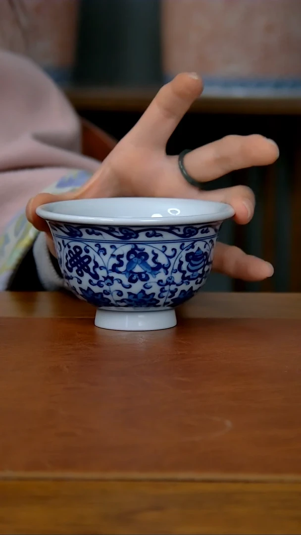 【闪购商品】陶瓷莲托八宝压手杯（柴窑）