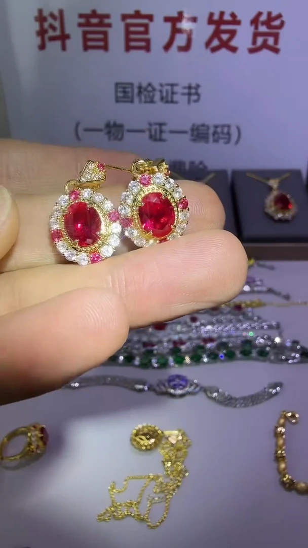 18K金镶嵌耳钉红宝石18