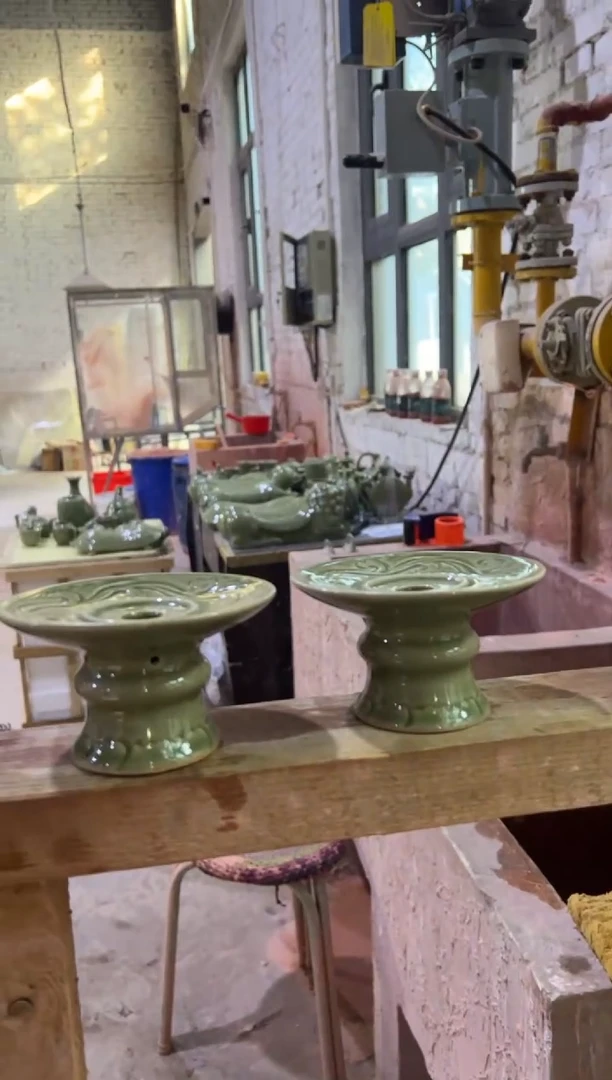 微瑕耀州窑青瓷海浪底座一对