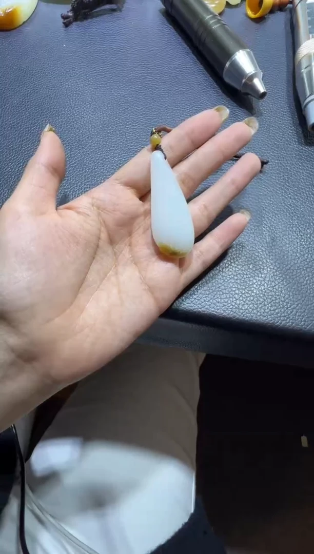 吊坠(赠链)未镶嵌和田玉金山糖白挂件（产地直发）