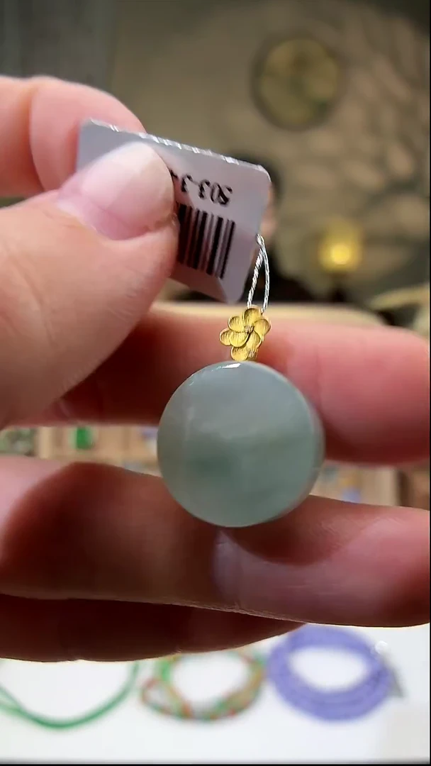 颈饰18K金镶嵌翡翠无事牌