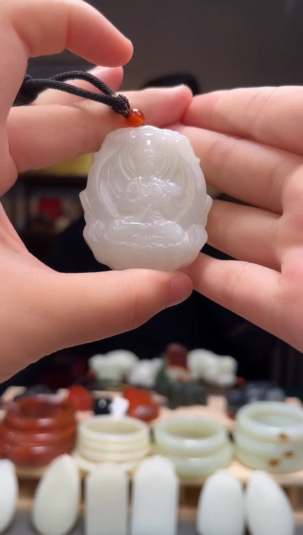 颈饰未镶嵌和田玉吊坠