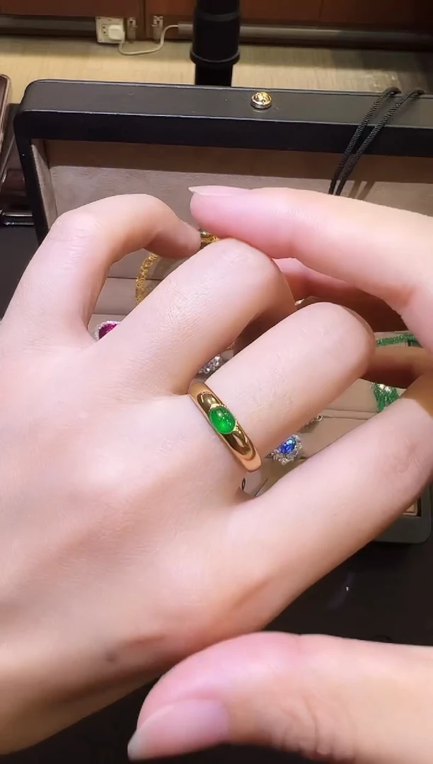 18K金镶嵌戒指祖母绿0.45ct