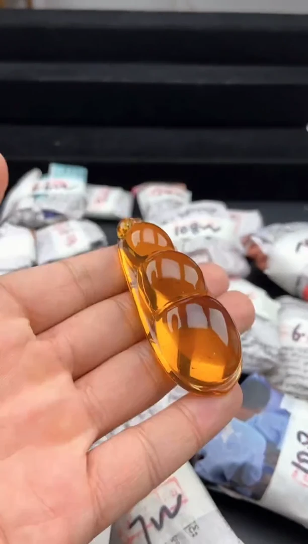 琥珀颈饰未镶嵌茶珀四季豆吊坠