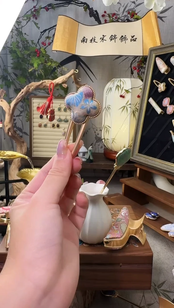 布艺锌合金四叶草缠枝宝象