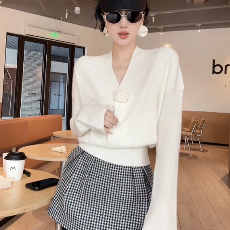 XIAOBAI冬季针织气质V领设计感纯色针织衫