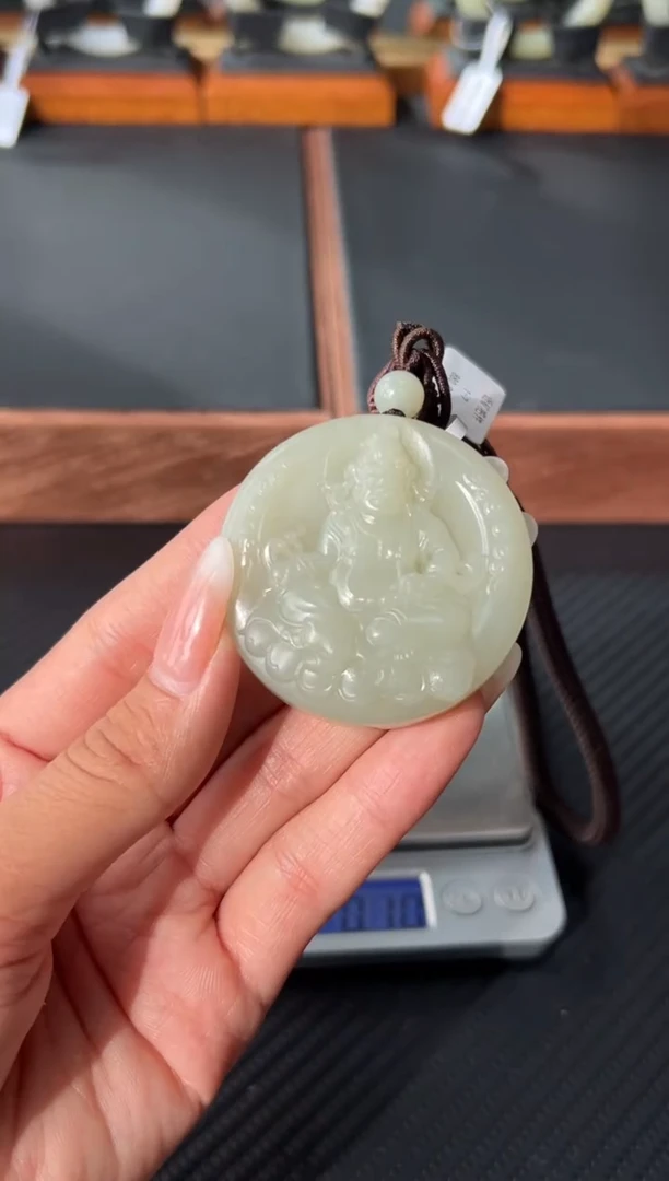 吊坠(赠链)未镶嵌和田玉且末微色差近矿