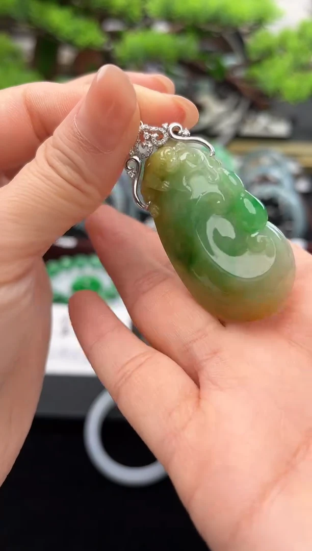 颈饰18K金镶嵌翡翠吊坠