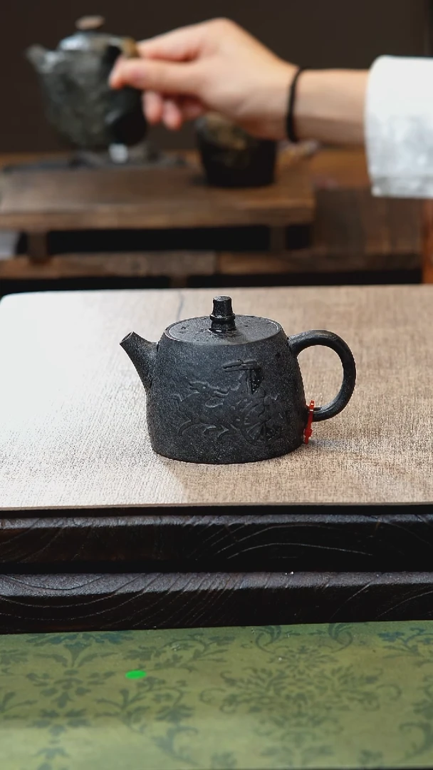 庄惠东老师作品冰碛岩重工雕刻豹纹战车汉铎壶