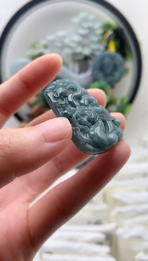 翡翠未镶嵌颈饰小龙牌