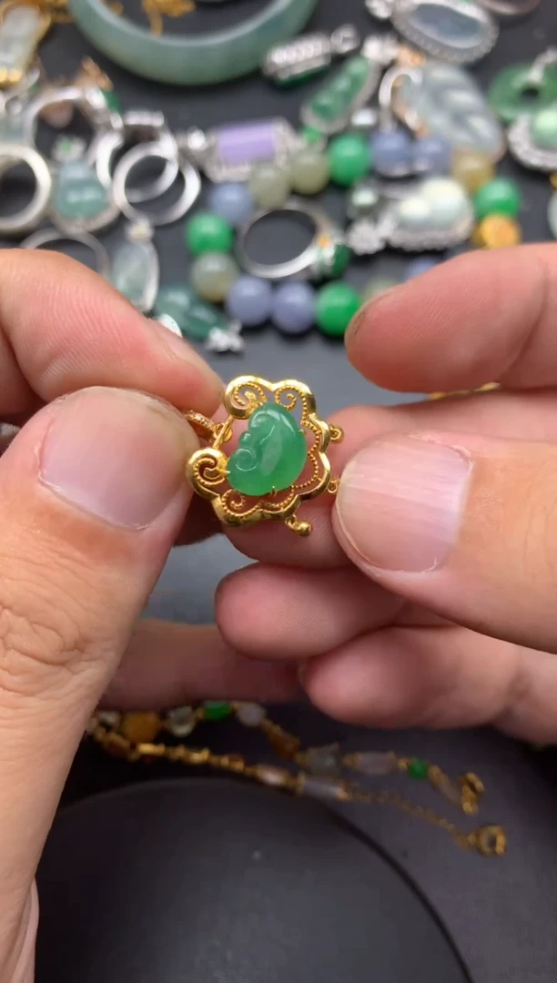 颈饰18K金镶嵌翡翠l****l好好学习商品不退不换