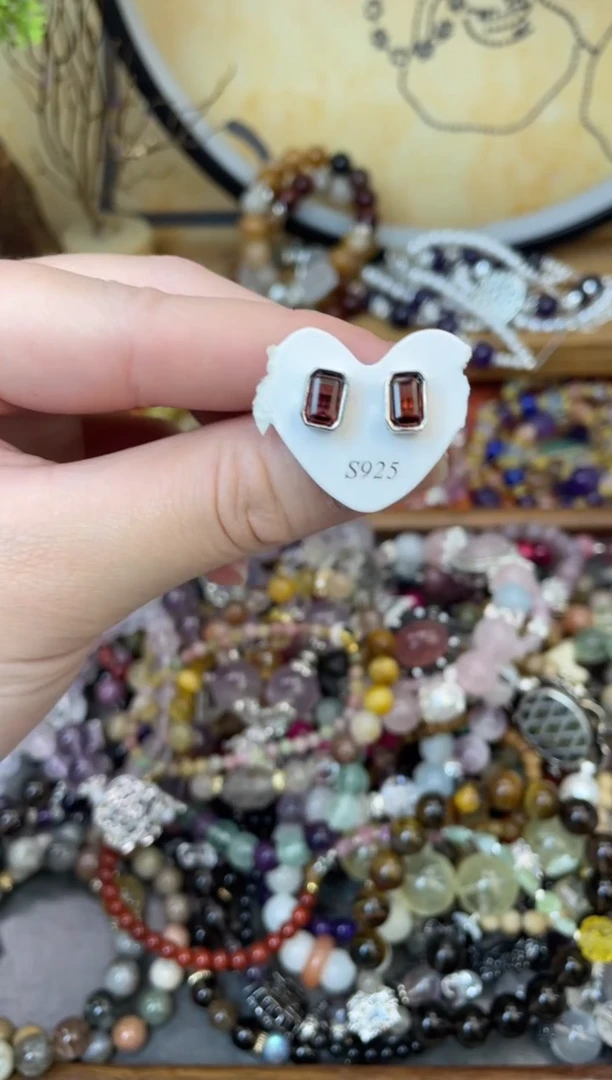 【闪购商品】石榴石（芬达石）耳饰银S925镶嵌111手串