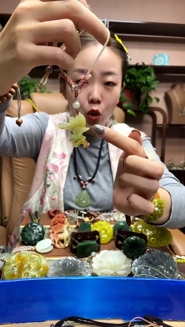 未镶嵌岫玉颈饰·