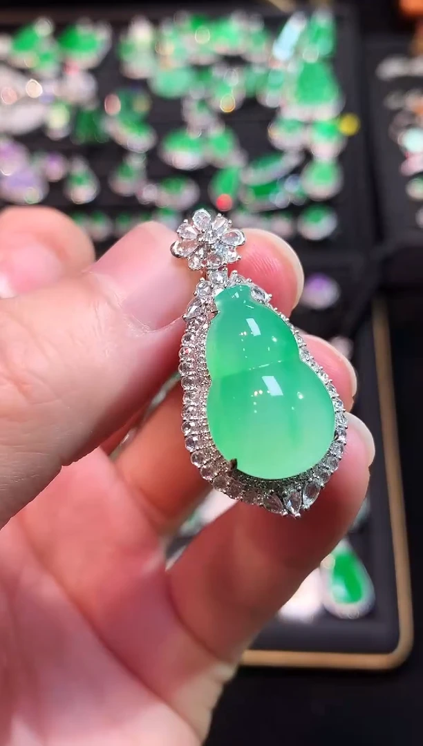 吊坠(赠链)18K金镶嵌翡翠高冰满绿葫芦吊坠