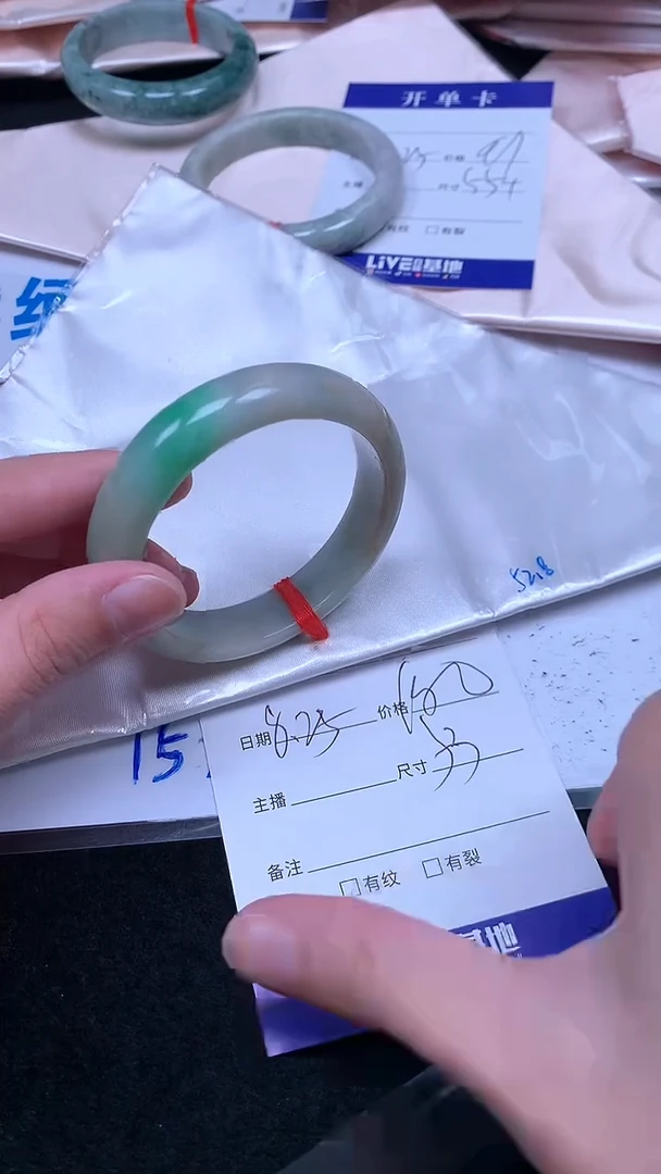 未镶嵌手镯翡翠.