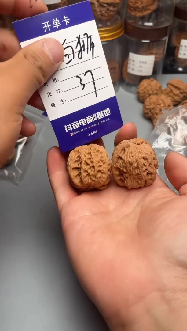 文玩核桃把件白狮子