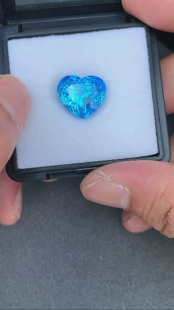 未镶嵌裸石托帕石16.61克拉