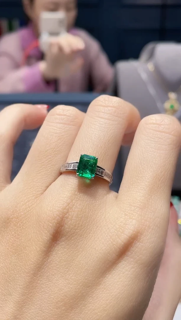 【闪购商品】祖母绿戒指18K金镶嵌1.56克拉