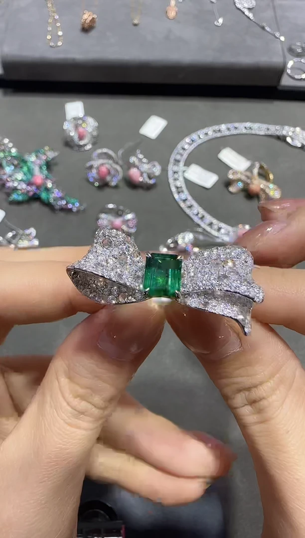 【闪购商品】祖母绿/18K金镶嵌蝴蝶结沃顿