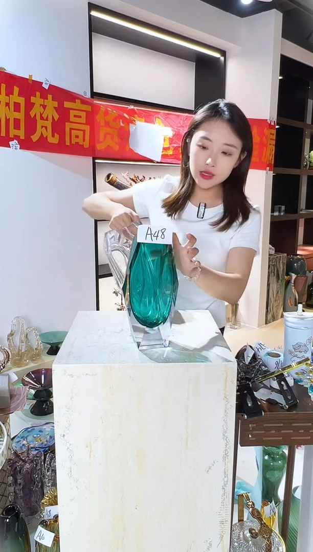 琉璃绿色花瓶清仓A48