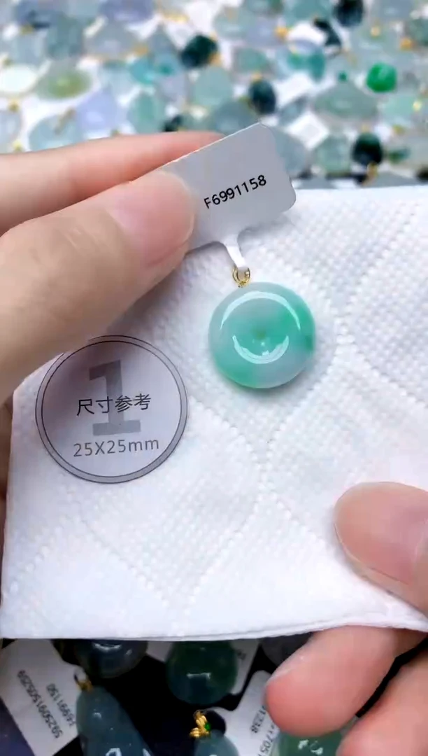 颈饰18K金镶嵌翡翠天然A货翡翠