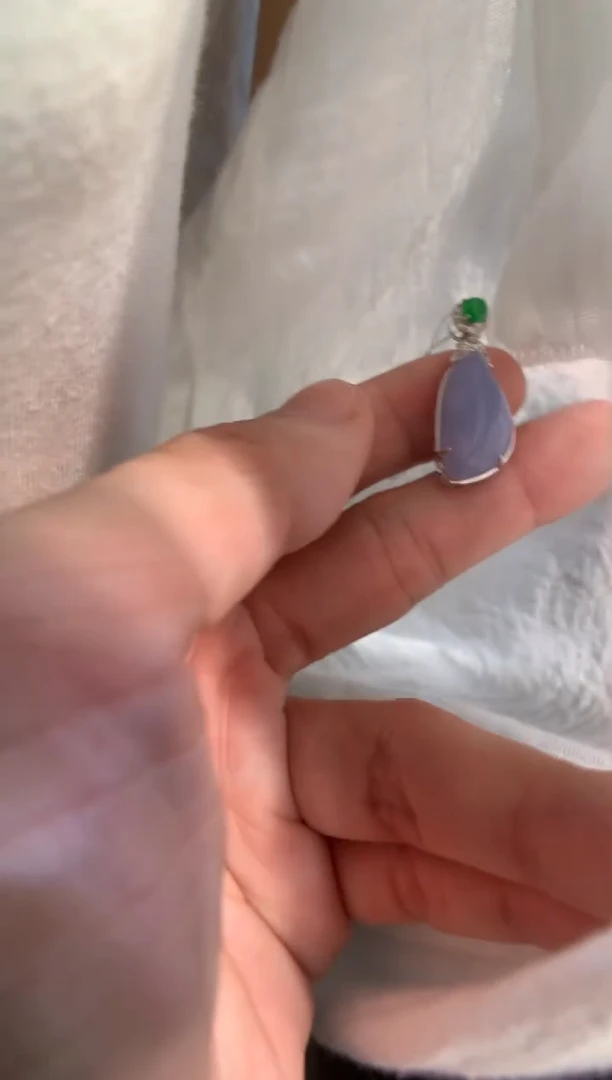 颈饰18K金镶嵌翡翠随形