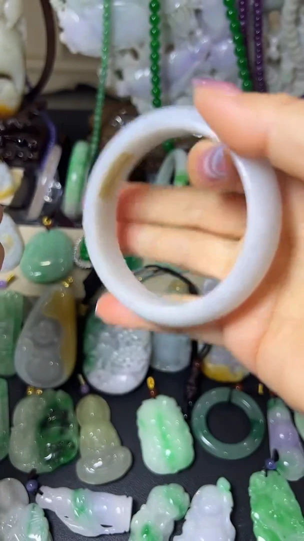 颈饰未镶嵌翡翠手镯