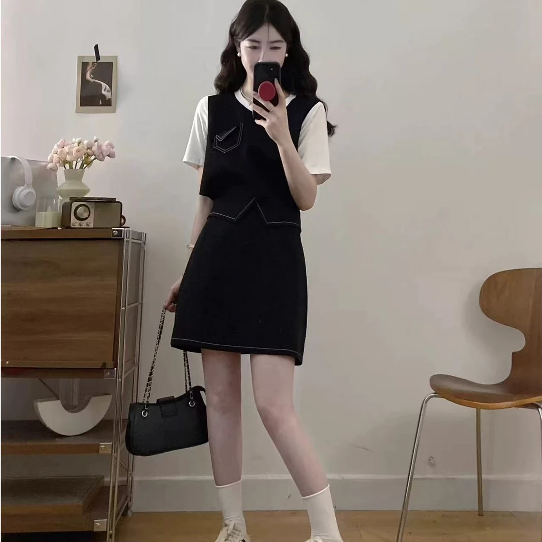 假两件撞色短袖上衣+明线半身裙