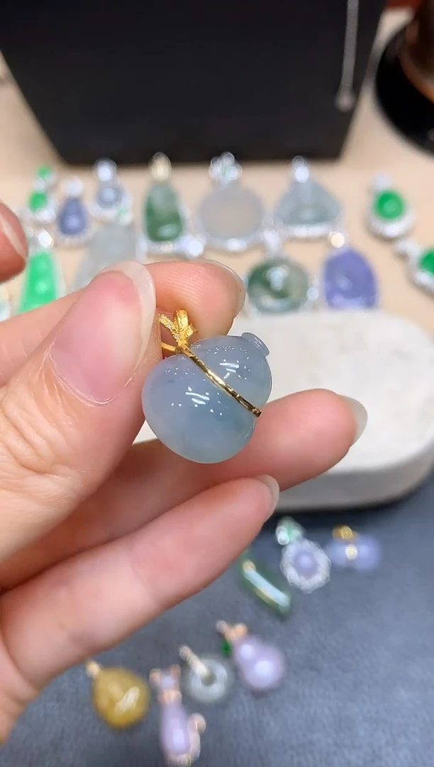 颈饰18K金镶嵌翡翠葫芦【无服务费