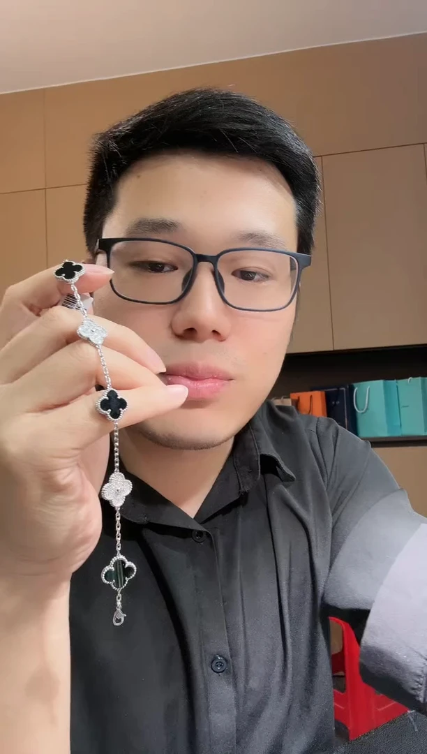 【闪购商品】钻石手链18K金镶嵌熊猫手链GHJ