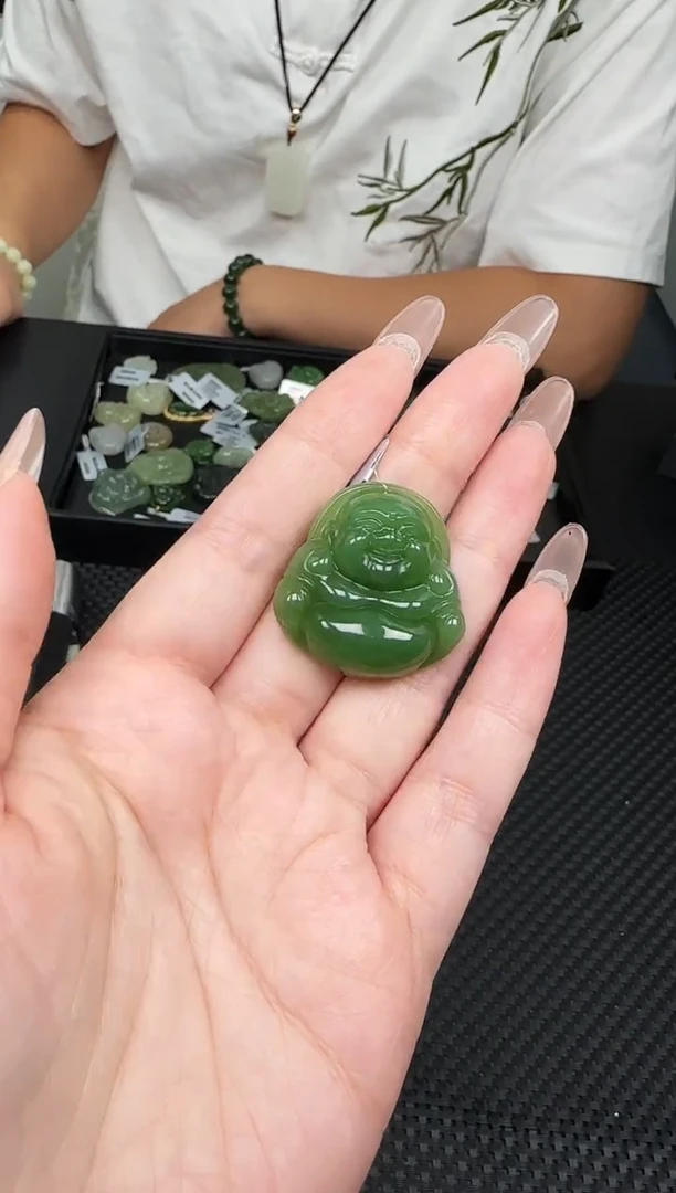 吊坠(不含链)未镶嵌和田玉一个，多样性发一件