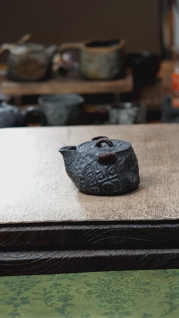 中式归玉堂冰碛岩重工雕刻饕餮宝瓶壶