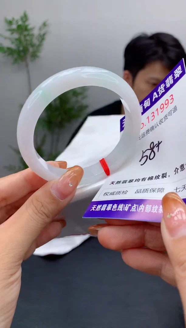 未镶嵌手镯翡翠有纹，完美者勿拍