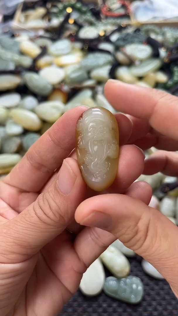 和田玉未镶嵌颈饰（多样性发一件）没有证书有瑕