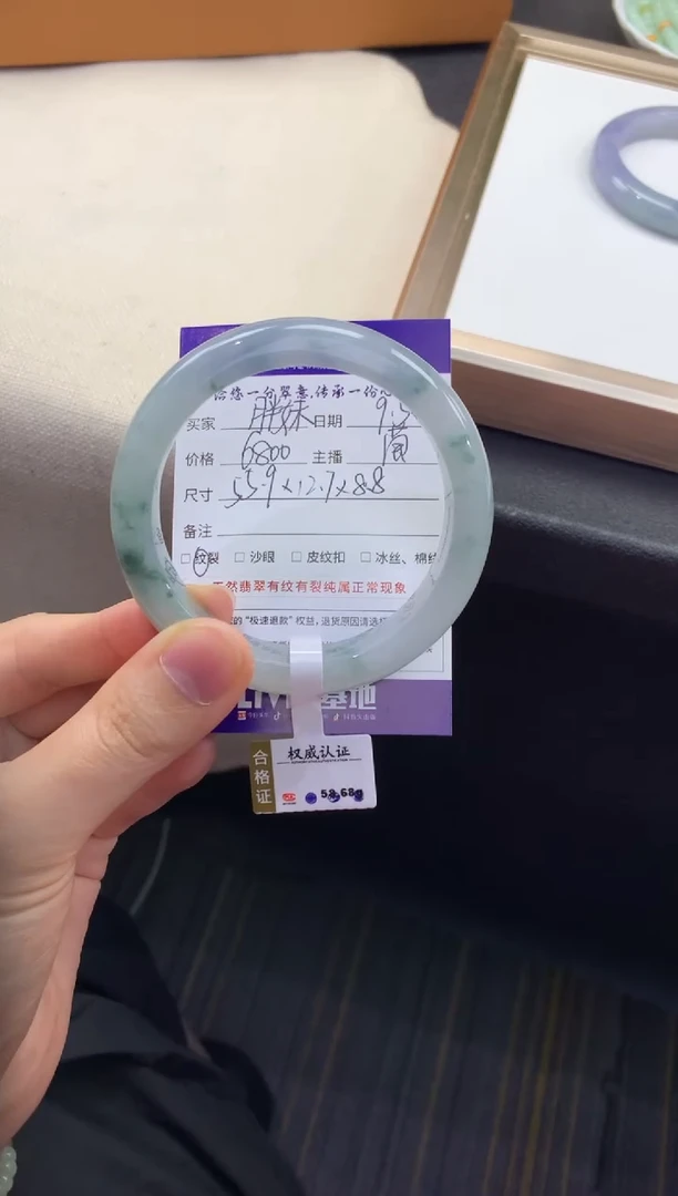 未镶嵌手镯翡翠胖*?退货需手镯吊牌标签完好