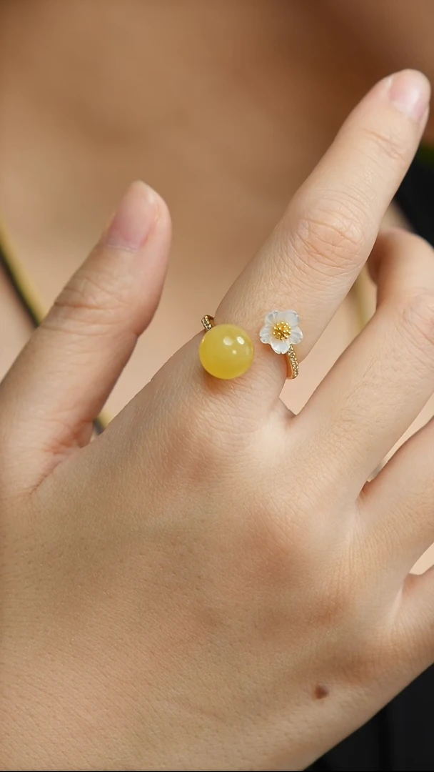 银S925镶嵌蜜蜡戒指花花