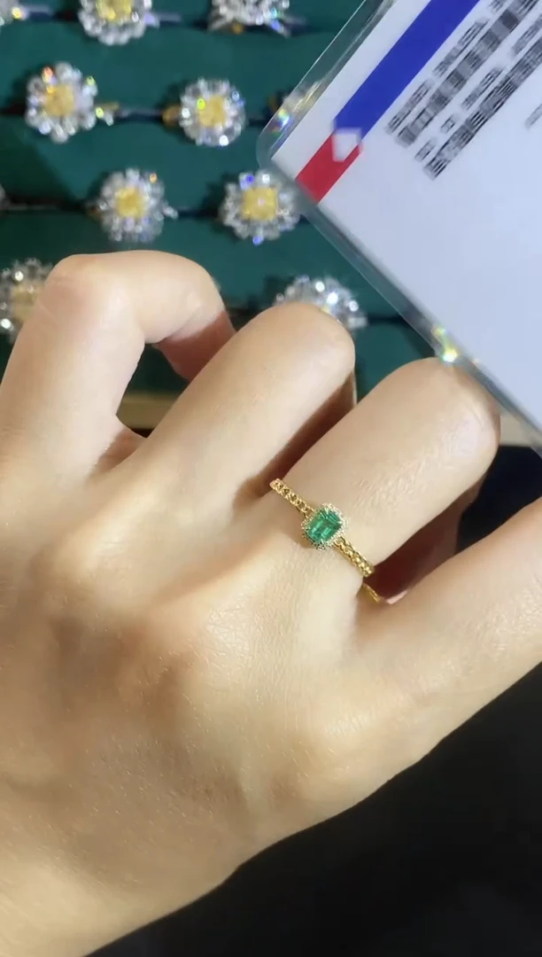 18K金镶嵌戒指祖母绿多样性发一