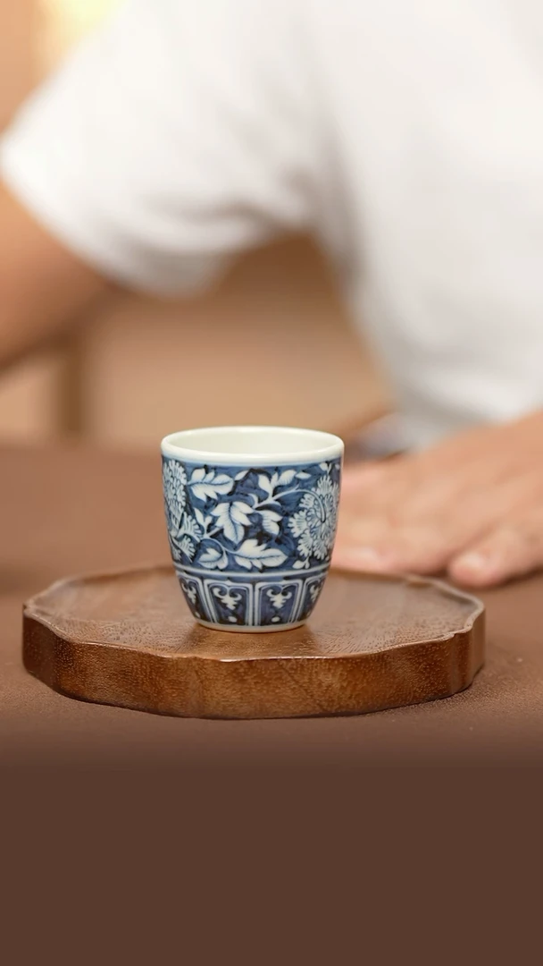 景德镇四像牡丹手雷杯