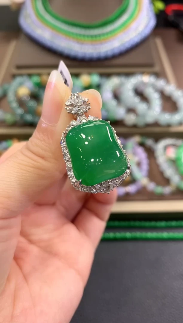 吊坠(不含链)18K金镶嵌翡翠海**心f1 定金：10000