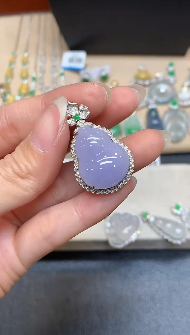 颈饰18K金镶嵌翡翠葫芦【无服务费