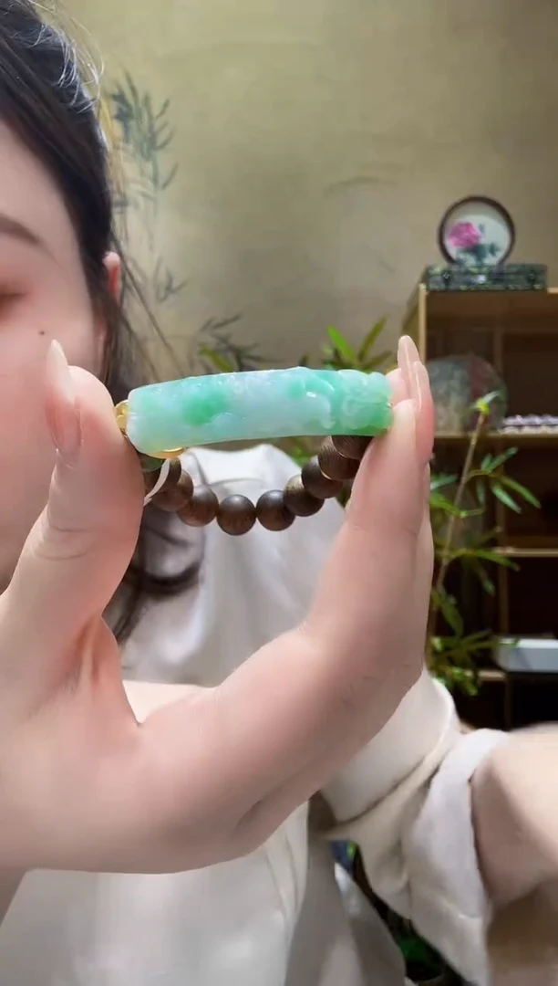 翡翠未镶嵌颈饰手牌