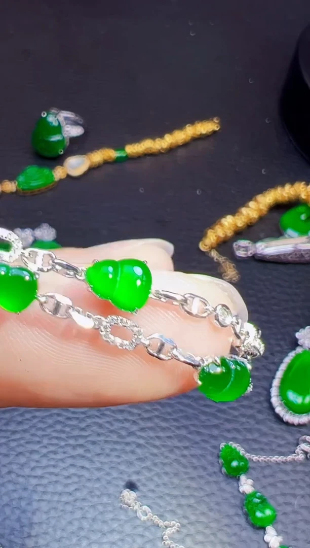 颈饰18K金镶嵌翡翠不****?翡翠