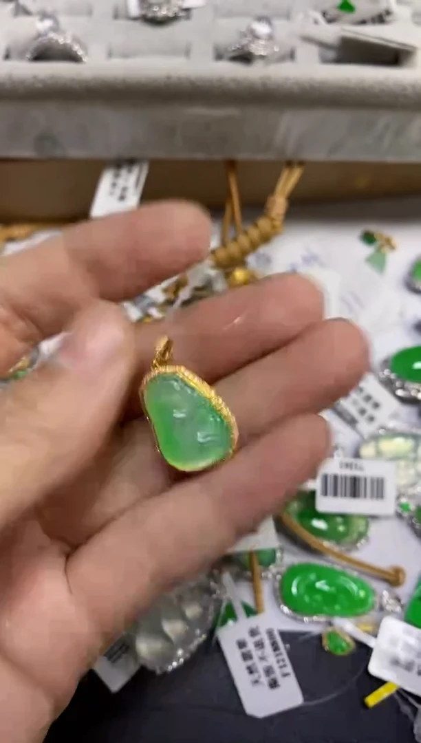 颈饰18K金镶嵌翡翠 颈饰 18K金镶嵌 翡翠