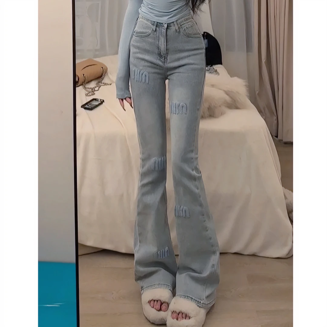 浅蓝色字母刺绣牛仔裤女2025年秋季新款高腰修身百搭显瘦喇叭长裤