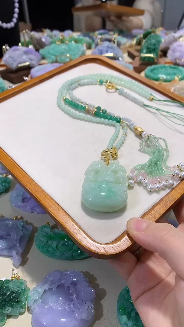 颈饰未镶嵌翡翠吊坠