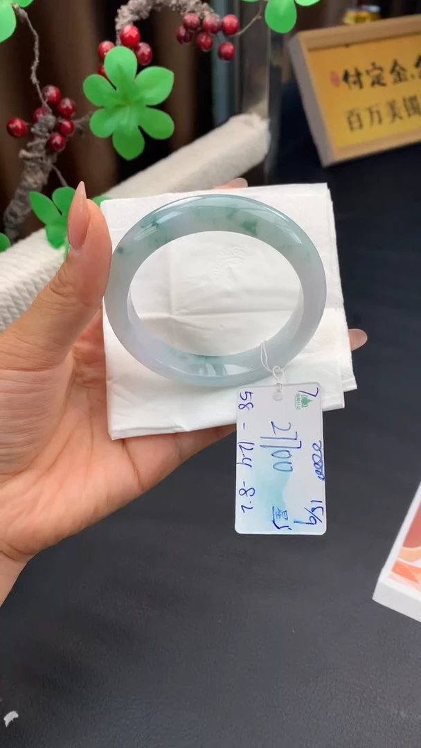 未镶嵌手镯翡翠自带#送人#，联系客服核对地址~